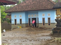 Rumah Penuh Lumpur, Warga Biluk Poh Selamatkan Sertifikat Tanah-Ijazah