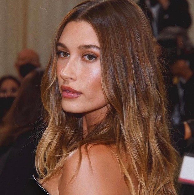 selena gomez dan hailey bieber foto bersama