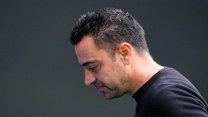 MADRID, SPAIN - OCTOBER 16: coach Xavi Hernandez of FC Barcelona during the La Liga Santander  match between Real Madrid v FC Barcelona at the Estadio Santiago Bernabeu on October 16, 2022 in Madrid Spain (Photo by David S. Bustamante/Soccrates/Getty Images)