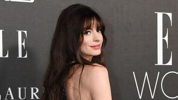Anne Hathaway Anggun Bergaun Backless