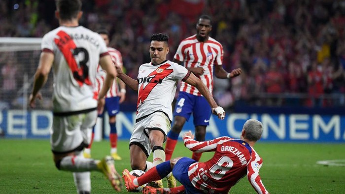 Rayo Vallecanos Colombian forward Radamel Falcao (C) fights for the ball with Atletico Madrids French forward Antoine Griezmann (R) during the Spanish league football match between Club Atletico de Madrid and Rayo Vallecano de Madrid at the Wanda Metropolitano stadium in Madrid on October 18, 2022. (Photo by OSCAR DEL POZO CANAS / AFP) (Photo by OSCAR DEL POZO CANAS/AFP via Getty Images)