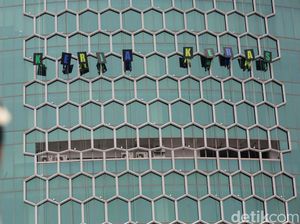 Aksi Pekerja Rope Access Bergelantungan di Gedung Bertingkat