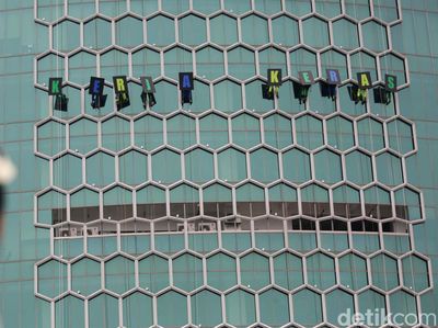 Aksi Pekerja Rope Access Bergelantungan di Gedung Bertingkat