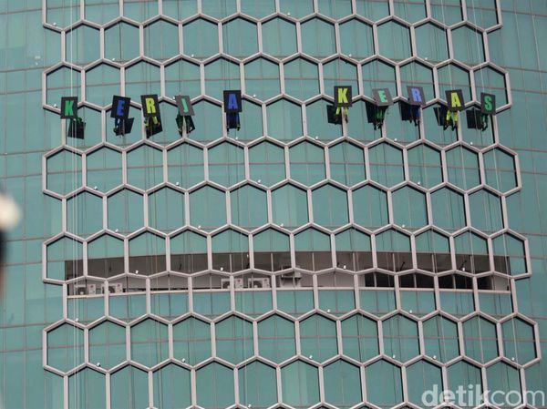 Aksi Pekerja Rope Access Bergelantungan di Gedung Bertingkat