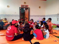 Anak-anak Pengungsi Banjir Bandang di Jembrana Dapat Trauma Healing