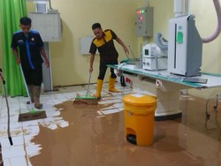Banjir di RSUD Soedomo Trenggalek Surut Sisakan Lumpur, Petugas Bersih-bersih