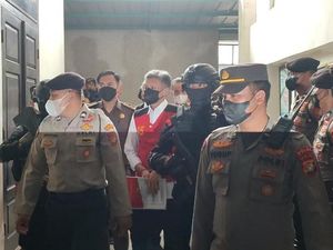 Jalani Sidang Perdana, Brigjen Hendra-Kombes Agus Dikawal Brimob Bersenjata