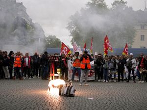Inflasi Gila-gilaan, Buruh di Prancis Mogok Massal