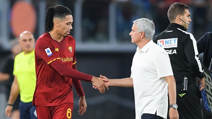 Jose Mourinho manager of AS Roma shakes hands with Chris Smalling of AS Roma during the Serie A match between AS Roma and Empoli Calcio at Stadio Olimpico, Rome, Italy on 3 October 2021.  (Photo by Giuseppe Maffia/NurPhoto via Getty Images)