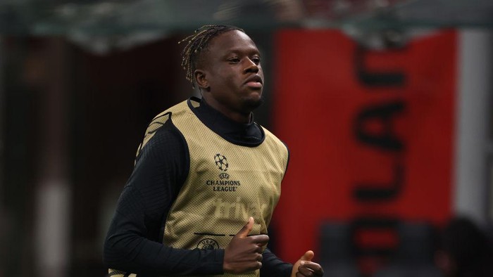MILAN, ITALY - OCTOBER 11: Denis Zakaria of Chelsea FC warms up during the UEFA Champions League group E match between AC Milan and Chelsea FC at Giuseppe Meazza Stadium on October 11, 2022 in Milan, Italy. (Photo by Jonathan Moscrop/Getty Images)