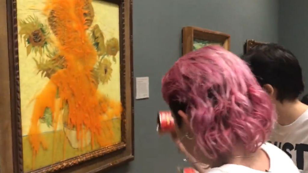 Dua aktivis Just Stop Oil melempar sup tomat ke lukisan Van Gogh bernilai Rp13 triliun