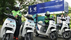 Momen Keseruan Menhub Foto Bareng Driver Ojol di Atas Motor Listrik
