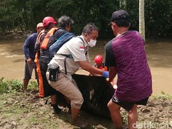 Mayat Tanpa Identitas Ditemukan Mengapung di Sungai Trenggalek yang Banjir
