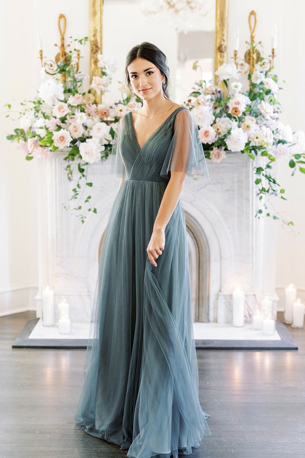 Foto: pinterest.com/REVELRY Gaun bridesmaid v-neckline/