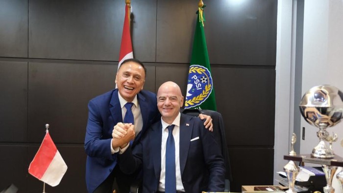 Presiden FIFA Gianni Infantino bersama Ketua Umum PSSI Mochamad Iriawan