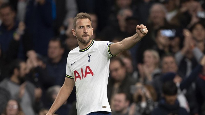 LONDON, ENGLAND - OCTOBER 15:   Harry Kane of Tottenham Hotspur celebrates after scoring from the penalty spot during the Premier League match between Tottenham Hotspur and Everton FC at Tottenham Hotspur Stadium on October 15, 2022 in London, England. (Photo by Visionhaus/Getty Images)