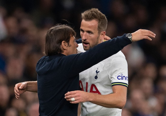 LONDON, ENGLAND - OCTOBER 15:   Harry Kane of Tottenham Hotspur is hugged by manager Antonio Conte after being substituted during the Premier League match between Tottenham Hotspur and Everton FC at Tottenham Hotspur Stadium on October 15, 2022 in London, England. (Photo by Visionhaus/Getty Images)