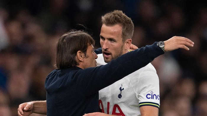 LONDON, ENGLAND - OCTOBER 15:   Harry Kane of Tottenham Hotspur is hugged by manager Antonio Conte after being substituted during the Premier League match between Tottenham Hotspur and Everton FC at Tottenham Hotspur Stadium on October 15, 2022 in London, England. (Photo by Visionhaus/Getty Images)
