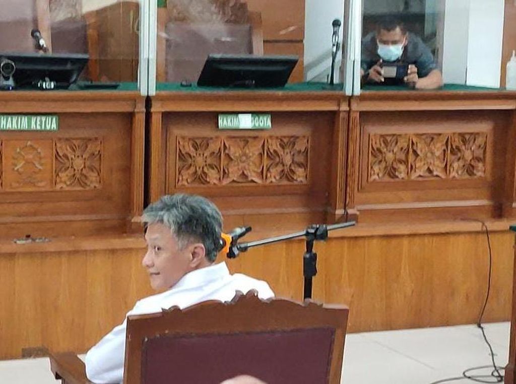 Momen Pertemun Tertutup Hendra Kurniawan dan Keluarga Yosua Momen Pertemun Tertutup Hendra Kurniawan dan Keluarga Yosua