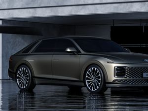 Hyundai Luncurkan Sedan Mewah, Pinjam Tampang Staria