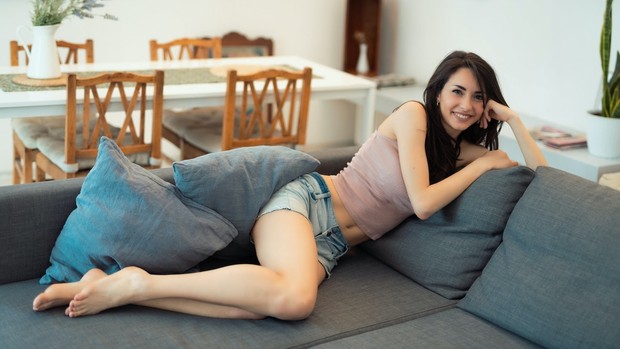 Rumah yang nyaman, kamar yang tenang, dan taman yang indah bisa membuat pikiran dan hati Taurus terasa damai/Foto: pexels.com/beautiful-models-2588232