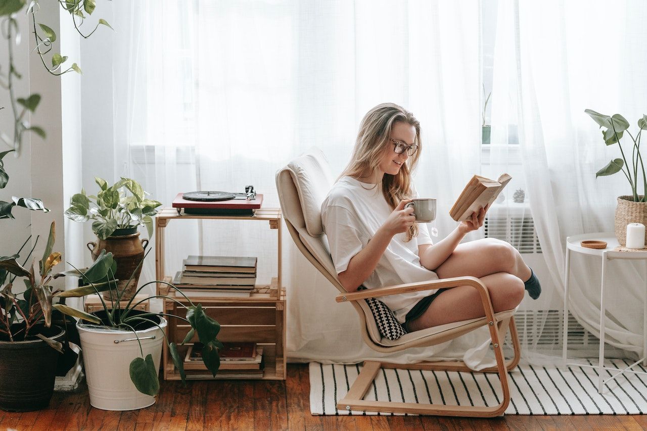 Virgo bisa menghabiskan hari sendirian bersama kamarnya yang rapi dan nyaman dengan membaca buku, melihat album foto, dan menulis buku diary/Foto: pexels.com/george-milton