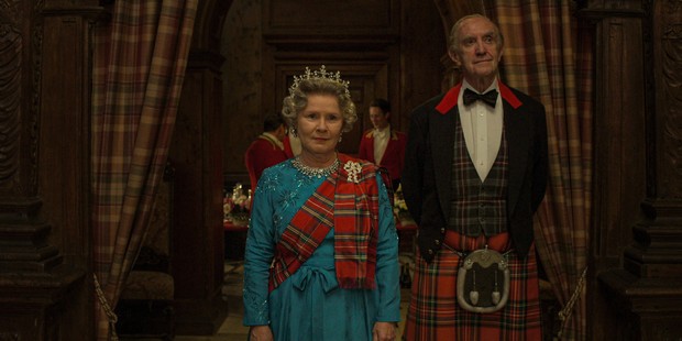 Imelda Staunton dan Jonathan Pryce/ Foto: twitter.com/ @thecrownnetflix