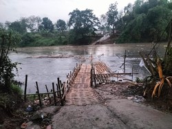 Heboh Video Jembatan Sesek Mojolaban-Solo Putus Hanyutkan Sejumlah Orang