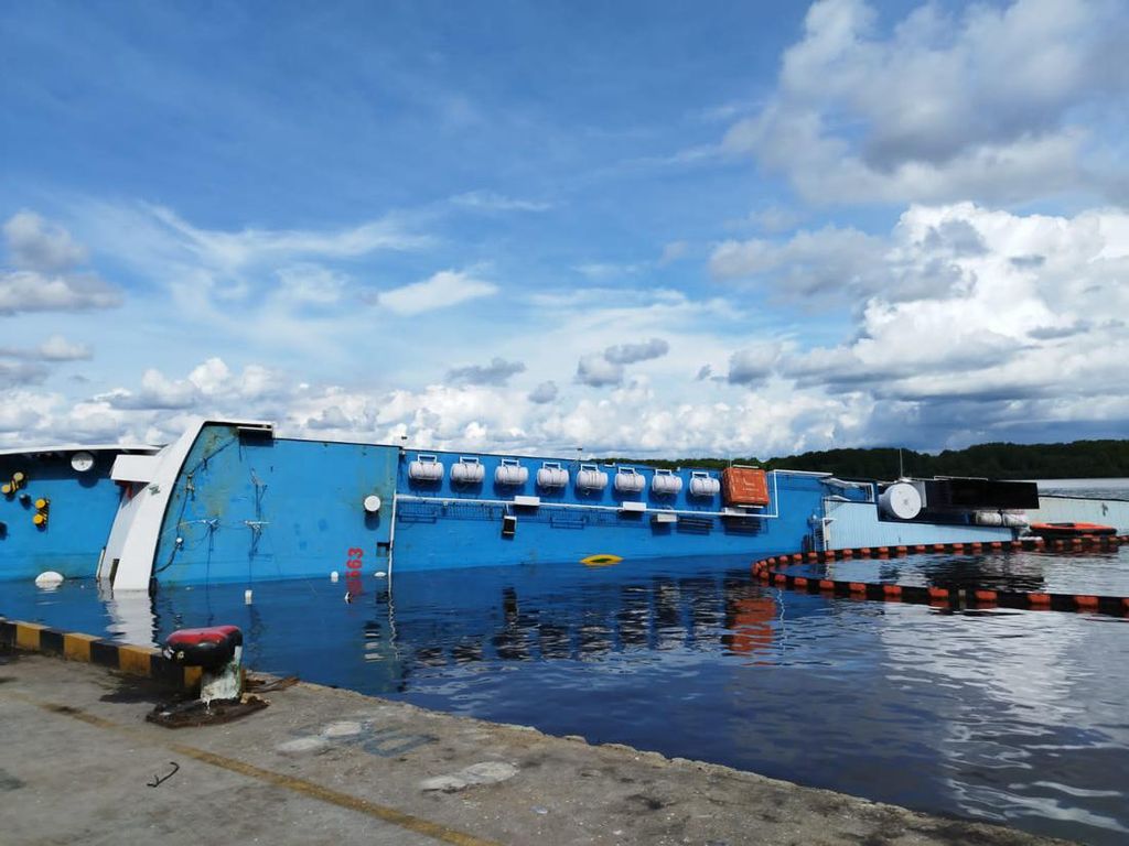 Kapal Feri KM Satya Kencana III Karam di Kalteng saat Turunkan Muatan