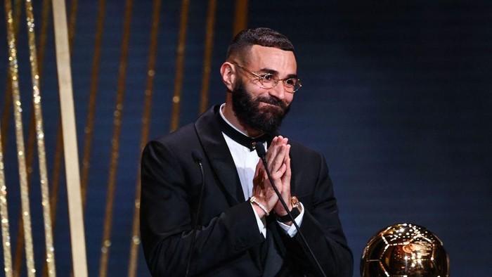 TOPSHOT - Real Madrids French forward Karim Benzema receives the Ballon dOr award during the 2022 Ballon dOr France Football award ceremony at the Theatre du Chatelet in Paris on October 17, 2022. (Photo by FRANCK FIFE / AFP) (Photo by FRANCK FIFE/AFP via Getty Images)
