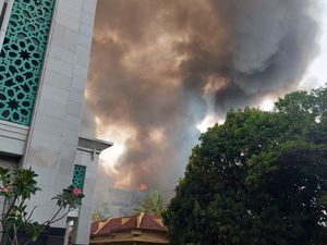 Kebakaran Kubah Jakarta Islamic Center, Api Masih Menyala!
