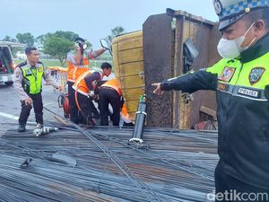 Truk Muat Besi Tabrak Kendaraan Berhenti di Tol Jombang, 2 Orang Luka Parah Truk Muat Besi Tabrak Kendaraan Berhenti di Tol Jombang, 2 Orang Luka Parah