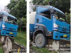 Truk Tangki Tabrak Pembatas Tol Jagorawi Km 41 Arah Bogor
