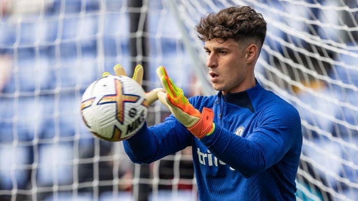LONDON, ENGLAND - OCTOBER 01: Chelseas Kepa Arrizabalaga warming up before the match during the Premier League match between Crystal Palace and Chelsea FC at Selhurst Park on October 01, 2022 in London, England. (Photo by Andrew Kearns - CameraSport via Getty Images)