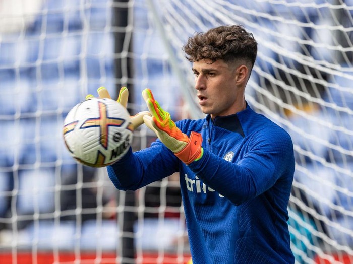 LONDON, ENGLAND - OCTOBER 01: Chelsea's Kepa Arrizabalaga warming up before the match during the Premier League match between Crystal Palace and Chelsea FC at Selhurst Park on October 01, 2022 in London, England. (Photo by Andrew Kearns - CameraSport via Getty Images)