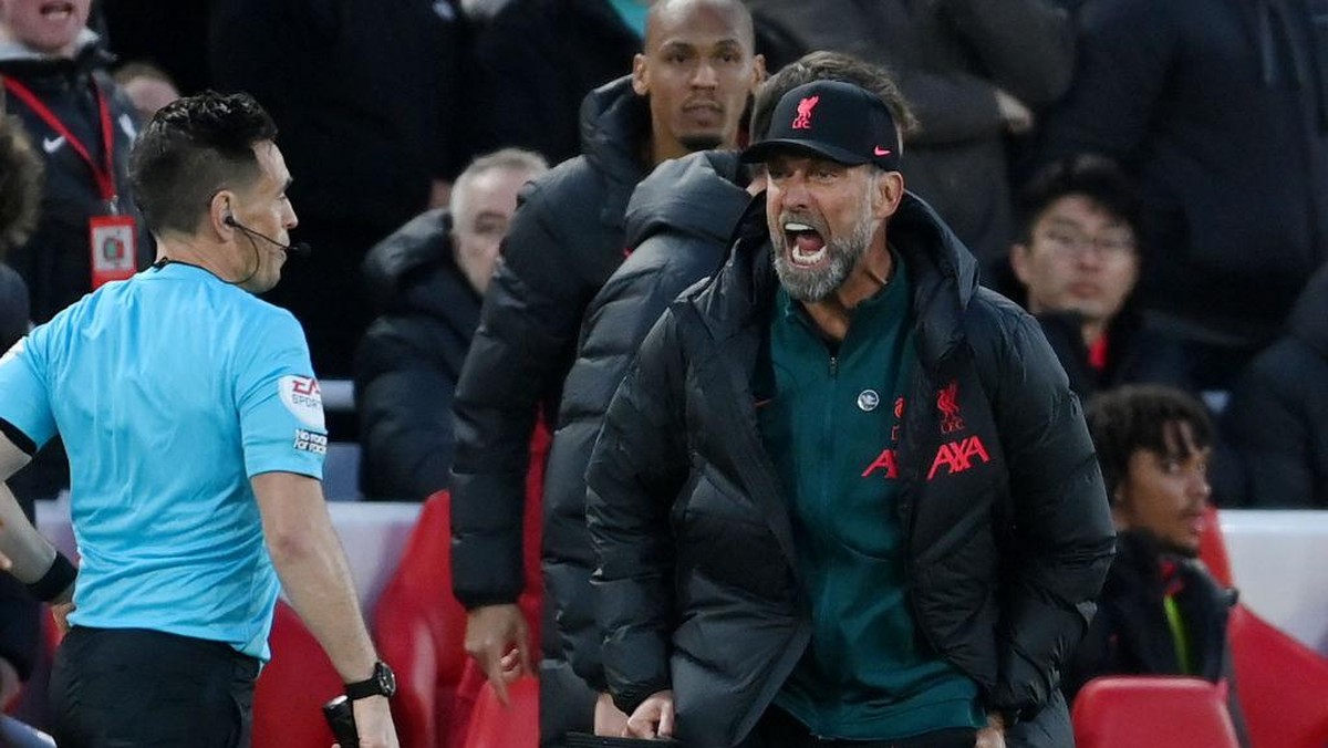 Kemarahan Klopp yang berujung kartu merah saat melawan Man City. Foto: Getty Images/Laurence Griffiths