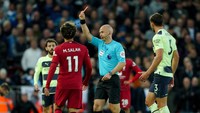 Akibat tindakan Klopp itu, wasit Anthony Taylor lansung mengacungkan kartu merah. Foto: PA Images via Getty Images/Peter Byrne - PA Images