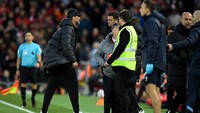 Klopp diusir wasit keluar lapangan. Kini Klopp juga didakwa FA sehingga dibayangi sanksi.  Foto: AFP via Getty Images/OLI SCARFF  