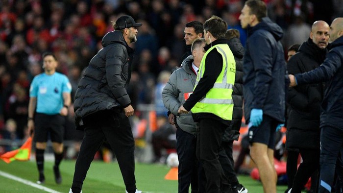 Klopp Vs Wasit Liverpool's German manager Jurgen Klopp (L) is sent to the stands after receiving a red card from English referee Anthony Taylor (not pictured) during the English Premier League football match between Liverpool and Manchester City at Anfield in Liverpool, north west England on October 16, 2022. - - RESTRICTED TO EDITORIAL USE. No use with unauthorized audio, video, data, fixture lists, club/league logos or 'live' services. Online in-match use limited to 120 images. An additional 40 images may be used in extra time. No video emulation. Social media in-match use limited to 120 images. An additional 40 images may be used in extra time. No use in betting publications, games or single club/league/player publications. (Photo by Oli SCARFF / AFP) / RESTRICTED TO EDITORIAL USE. No use with unauthorized audio, video, data, fixture lists, club/league logos or 'live' services. Online in-match use limited to 120 images. An additional 40 images may be used in extra time. No video emulation. Social media in-match use limited to 120 images. An additional 40 images may be used in extra time. No use in betting publications, games or single club/league/player publications. / RESTRICTED TO EDITORIAL USE. No use with unauthorized audio, video, data, fixture lists, club/league logos or 'live' services. Online in-match use limited to 120 images. An additional 40 images may be used in extra time. No video emulation. Social media in-match use limited to 120 images. An additional 40 images may be used in extra time. No use in betting publications, games or single club/league/player publications. (Photo by OLI SCARFF/AFP via Getty Images)