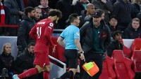 Klopp tampak kesal sekali dengan hakim garis Gary Beswick ketika Liverpool menjamu Man City. Foto: Getty Images/Laurence Griffiths