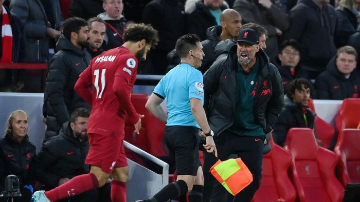 Klopp Vs Wasit LIVERPOOL, ENGLAND - OCTOBER 16: Juergen Klopp, Manager of Liverpool shouts at linesman Gary Beswick during the Premier League match between Liverpool FC and Manchester City at Anfield on October 16, 2022 in Liverpool, England. (Photo by Laurence Griffiths/Getty Images)
