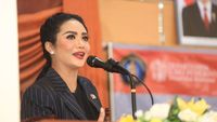 7 Potret Krisdayanti Jadi Dosen Tamu di UB, Banyak yang Ajak Foto!