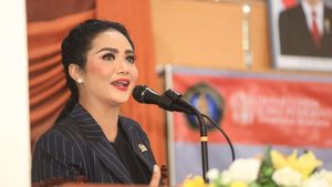 7 Potret Krisdayanti Jadi Dosen Tamu di UB, Banyak yang Ajak Foto!