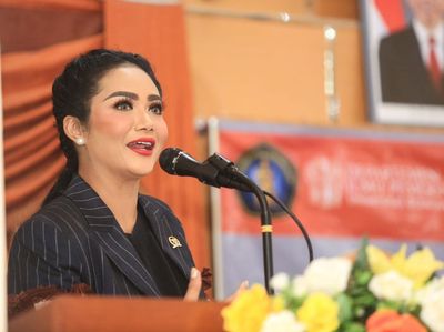 7 Potret Krisdayanti Jadi Dosen Tamu di UB, Banyak yang Ajak Foto!