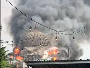 Penampakan Detik-detik Api Melalap Kubah Jakarta Islamic Center