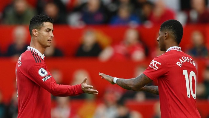 MANCHESTER, ENGLAND - OCTOBER 16: Cristiano Ronaldo of Manchester United is substituted and replaced by Marcus Rashford of Manchester United during the Premier League match between Manchester United and Newcastle United at Old Trafford on October 16, 2022 in Manchester, England. (Photo by Dan Mullan/Getty Images)