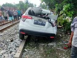 Kereta Api Tabrak Mobil di Deli Serdang, Sopir Patah Tulang