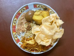 Penjual Nasi Uduk Curhat Kerap Dibohongi Pembeli yang Bayar via QRIS