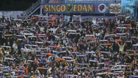 Selain itu juga dilaksanakan laga uji coba tengah musim Liga Indonesia Divisi 1 2004 antara tuan rumah Arema Malang melawan PSS Sleman. Laga perdana di stadion baru kala itu dimenangkan tim tuan rumah dengan skor 1-0. (ANTARA FOTO/Ari Bowo Sucipto)  