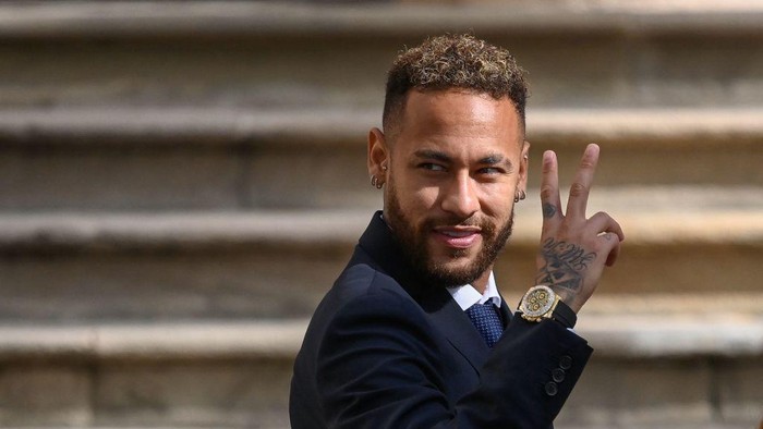 TOPSHOT - Paris Saint-Germains Brazilian forward Neymar gestures as he leaves after attending a hearing at the courthouse in Barcelona on October 18, 2022, on the second day of his trial. - Brazil superstar Neymar said his manager father always handled his contracts as he took the stand at his trial over alleged irregularities in his transfer to Barcelona in 2013. He also said he did not remember if he took part in the negotiations which led to an agreement sealed in 2011 with Barcelona over his transfer two years later to the Catalan side from Brazilian club Santos. (Photo by Josep LAGO / AFP) (Photo by JOSEP LAGO/AFP via Getty Images)